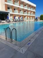 Bazén v ubytování Holiday Inn Express Manisa-West by IHG nebo v jeho okolí