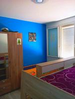 Habitación con cama y pared azul en appartement ABI, en La Seyne-sur-Mer