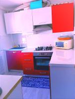 cocina con armarios rojos y blancos y fogones en appartement ABI, en La Seyne-sur-Mer