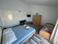 Łóżko lub łóżka w pokoju w obiekcie Apartments Peronja Jelsa Seafront