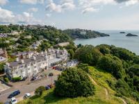 トーキーにあるThe Headland Hotel &amp; Spaの水辺の町の空中風景