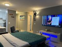 Waikiki Condo 2 Bedrooms 2 Bathrooms with 1 free parking spaceにあるベッド