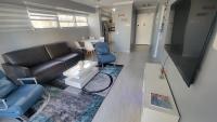 Waikiki Condo 2 Bedrooms 2 Bathrooms with 1 free parking spaceにあるテレビまたはエンターテインメントセンター