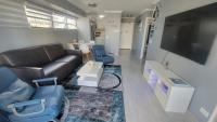 Waikiki Condo 2 Bedrooms 2 Bathrooms with 1 free parking spaceにあるテレビまたはエンターテインメントセンター