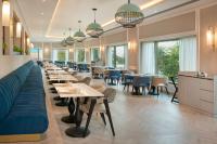 un restaurante con mesas y sillas y un sofá azul en Sheraton Abu Dhabi Hotel & Resort, en Abu Dabi