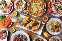 バンコクにある	 ロイヤルオーキッドシェラトンリバーサイドホテルバンコクのテーブル(お皿、ピザ付)