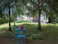 a table with a flower pot on it in a yard at Gîte Sansac-Veinazès, 3 pièces, 4 personnes - FR-1-742-114 