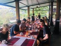 Un grupo de personas sentadas en una mesa comiendo comida en Ella Rock Heaven, en Ella