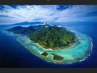 una isla en el océano con agua azul en Fare Juliette, en Moorea