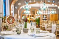 una mesa con un mantel blanco y gafas. en Hotel Duran, en Figueres