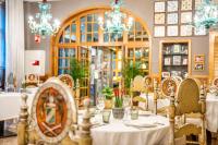 comedor con mesa, sillas y lámparas de araña en Hotel Duran, en Figueres