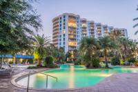 ein Hotel mit einem Pool vor einem Gebäude in der Unterkunft Beautiful Junior near the beach Palms Resort in Destin in Destin