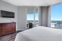ein Schlafzimmer mit einem Bett und einer Kommode mit einem Fernseher in der Unterkunft Beautiful Junior near the beach Palms Resort in Destin in Destin
