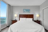 ein Schlafzimmer mit einem großen weißen Bett und einem großen Fenster in der Unterkunft Beautiful Junior near the beach Palms Resort in Destin in Destin