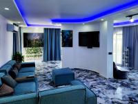 TV a/nebo společenská místnost v ubytování Luxury villa imperial