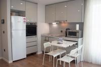 Kuchyň nebo kuchyňský kout v ubytování Modern City Getaway - Immerse Yourself In Luxury