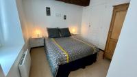 a bedroom with a bed with two lamps on it at L&#39;Escapade de Pierrefonds par Your Sweet Loc in Pierrefonds