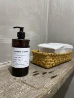 una bottiglia di sapone accanto a un cesto di asciugamani di Jardim da Amazônia Lodge a Sao Jose do Rio Claro