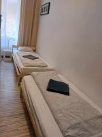 Posteľ alebo postele v izbe v ubytovaní FREE PARKING Sega Rally Apartment
