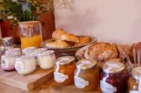 Jedlo v ubytovaní bed & breakfast alebo blízkom okolí