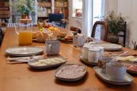 Jedlo v ubytovaní bed & breakfast alebo blízkom okolí