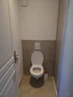 a small bathroom with a toilet in a stall at Villa de standing in Calvi