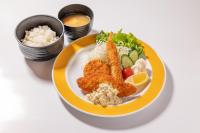 Hinoにあるリバーサイドひのの魚とサラダとご飯が入った一皿の料理