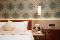 Guangzhou Wogo Yuanbao Hotel-Zhujiang New Town-Free Canton Fair Shuttle Bus & Overseas Buyer Registration Servicesにあるベッド