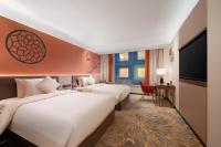 Guangzhou Wogo Yuanbao Hotel-Zhujiang New Town-Free Canton Fair Shuttle Bus & Overseas Buyer Registration Servicesにあるベッド