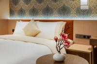 Guangzhou Wogo Yuanbao Hotel-Zhujiang New Town-Free Canton Fair Shuttle Bus & Overseas Buyer Registration Servicesにあるベッド