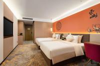 Guangzhou Wogo Yuanbao Hotel-Zhujiang New Town-Free Canton Fair Shuttle Bus & Overseas Buyer Registration Servicesにあるベッド