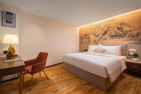 Guangzhou Wogo Yuanbao Hotel-Zhujiang New Town-Free Canton Fair Shuttle Bus & Overseas Buyer Registration Servicesにあるベッド