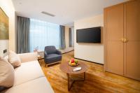 Guangzhou Wogo Yuanbao Hotel-Zhujiang New Town-Free Canton Fair Shuttle Bus & Overseas Buyer Registration Servicesにあるテレビまたはエンターテインメントセンター