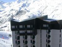 a building in front of a snow covered mountain at Studio Les Menuires, 1 pièce, 2 personnes - FR-1-452-144 in Les Menuires