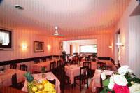 Reštaurácia alebo iné gastronomické zariadenie v ubytovaní Hotel Adler