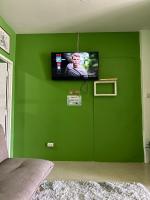 TV a/nebo společenská místnost v ubytování Sabai Sabai Poshtel & Motorbike Rental