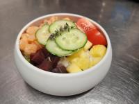Un tazón blanco de comida con verduras. en Hotel Lou Granva, en Grande Riviere