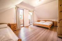 Postel nebo postele na pokoji v ubytování Alpin-Hütten auf der Turracherhöhe Haus Murmeltier by S4Y