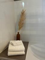 a bathroom with two towels and a bath tub at Maison piscine &amp; spa Vallon Pont d&#39;Arc in Vallon-Pont-dʼArc