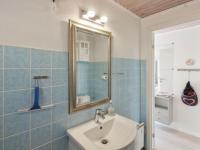 Koupelna v ubytování Holiday Home Gudmand - 600m from the sea by Interhome