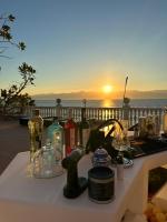 レッジョ・ディ・カラブリアにあるHotel La Lamparaのテーブル(ボトルワイン1本、グラス付)