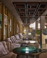 ein Wartezimmer mit Sofas und Tischen in der Unterkunft Hotel AKA Alexandria in Alexandria