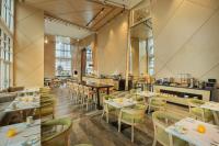 Un restaurante con mesas y sillas y una cafetería. en Hilton Garden Inn Al Khobar, en Al Khobar