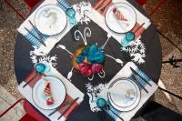 Una mesa con platos de comida encima en Casa Pavo Real en el Viñedo El Pavo Real del Campo, en San Miguel de Allende