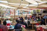 un grupo de personas sentadas en mesas en un restaurante en Casa Pavo Real en el Viñedo El Pavo Real del Campo, en San Miguel de Allende