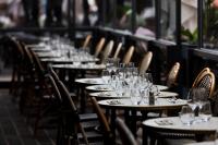 Una fila de mesas con copas de vino sobre ellas en Hôtel Restaurant le Touring - Teritoria, en Saint-Raphaël