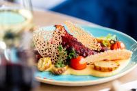 Un plato azul de comida sobre una mesa en Hôtel Restaurant le Touring - Teritoria, en Saint-Raphaël