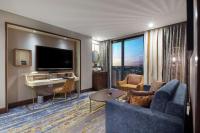 TV a/nebo společenská místnost v ubytování Doubletree By Hilton Antalya City Centre