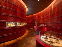 Un restaurante con paredes rojas y un mostrador con comida. en Conrad Beijing by Hilton, en Beijing