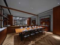 Hilton Garden Inn Guangzhou Tianhe-Free Shuttle Bus and Buyer Registration Available during Canton Fair Period في قوانغتشو: غرفة طعام كبيرة مع طاولة طويلة وكراسي